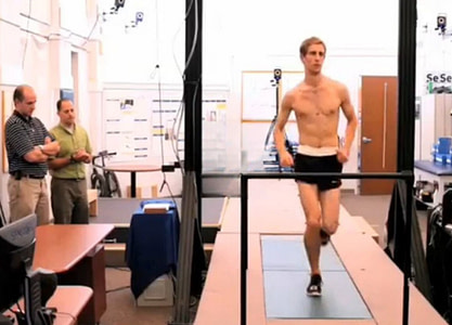 UVA SPEED Clinic Jay Dicharry & Dr. Hill observe a runner on the treadmill in the UVA SPEED clinic gait lab.